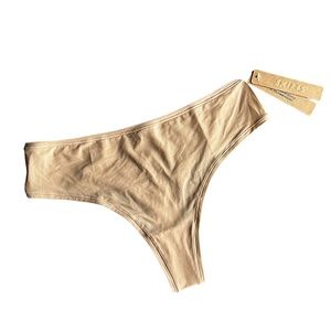SKIMS FITS EVERYBODY THONG IN SHADE CLAY